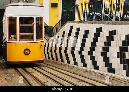 Ascenseur da Bica en hiver à Lisbonne, Portugal Banque D'Images