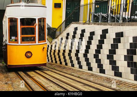 Ascenseur da Bica en hiver à Lisbonne, Portugal Banque D'Images