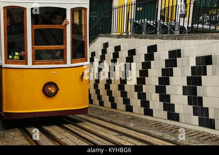 Ascenseur da Bica en hiver à Lisbonne, Portugal Banque D'Images