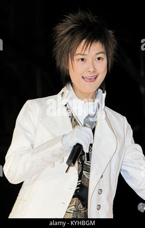 LI YUCHUN aka CHRIS LEE - chinois 'Super Girl' singer l'exécution en direct devant le Tower Bridge à Londres UK - 26 Jan 2006. Crédit photo : George Chin/IconicPix Banque D'Images