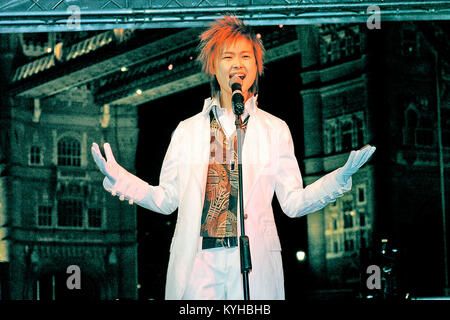 LI YUCHUN aka CHRIS LEE - chinois 'Super Girl' singer l'exécution en direct devant le Tower Bridge à Londres UK - 26 Jan 2006. Crédit photo : George Chin/IconicPix Banque D'Images