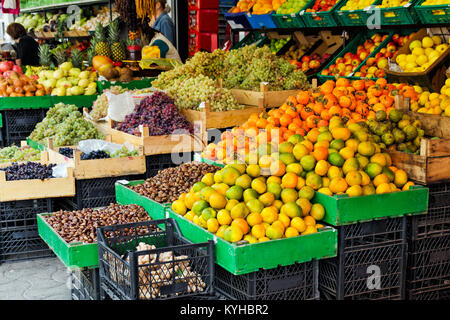 Concept de l'agriculture et des produits agricoles - la rue du commerce de fruits de saison - les mandarines, les kakis, les raisins, les pommes. Banque D'Images