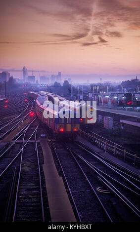 Trains à Clapham Junction, les plus fréquentées au monde ferroviaire, en direction de Londres pour le trajet du matin. Banque D'Images