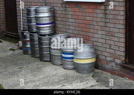 Barils de bière sur la photo à l'extérieur d'un bâtiment à Bognor Regis, West Sussex, UK. Banque D'Images