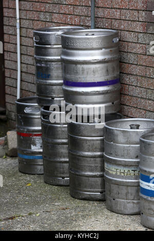 Barils de bière sur la photo à l'extérieur d'un bâtiment à Bognor Regis, West Sussex, UK. Banque D'Images