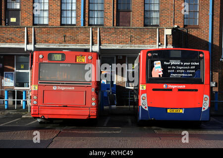 Deux autobus stationnés à la gare routière de Chichester dans le West Sussex, Royaume-Uni. Banque D'Images