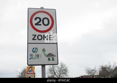 D'un signe indiquant aux automobilistes qu'ils entrent dans une zone de limite de vitesse de 20 mph. Banque D'Images