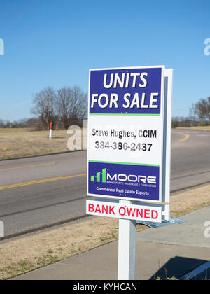 Biens immobiliers appartenant à la banque street sign montrant pour la vente, unit indiquant la propriété de forclusion à Montgomery, Alabama, United States. Banque D'Images