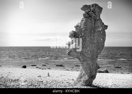 L'île de Faro suédois énorme rocher appelé un rack sur la mer Baltique. Monochrome noir et blanc. Banque D'Images