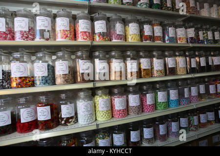 Vues générales de délicieux bonbons dans un magasin de bonbons traditionnels dans le village balnéaire de East Wittering, West Sussex, UK. Banque D'Images