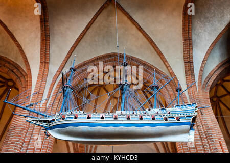 Cathédrale de Stockholm Storkyrkan navire votive pendaison suspendu au plafond élevé, une tradition dans les églises scandinaves. Close up detail. En haut. Banque D'Images