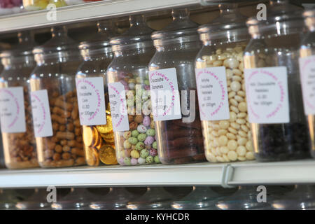 Vues générales de délicieux bonbons dans un magasin de bonbons traditionnels dans le village balnéaire de East Wittering, West Sussex, UK. Banque D'Images