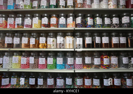 Vues générales de délicieux bonbons dans un magasin de bonbons traditionnels dans le village balnéaire de East Wittering, West Sussex, UK. Banque D'Images