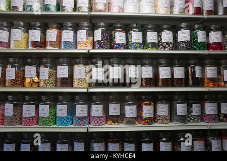 Vues générales de délicieux bonbons dans un magasin de bonbons traditionnels dans le village balnéaire de East Wittering, West Sussex, UK. Banque D'Images