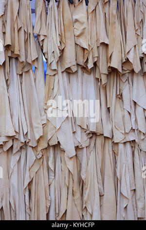 Une sélection de peaux de chamois ou Cuirs Shammy en vente sur un étal de marché à Chichester, West Sussex, UK. Banque D'Images