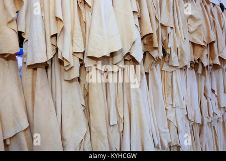 Une sélection de peaux de chamois ou Cuirs Shammy en vente sur un étal de marché à Chichester, West Sussex, UK. Banque D'Images