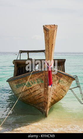 Bateaux Longtail à Poda Island, Railay, Krabi, Thaïlande Provence sur les bords de la mer d'Andaman Banque D'Images