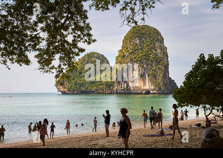 Les gens se baigner dans la mer d'Andaman à West Railay Beach, Krabi, Thaïlande Provence Banque D'Images