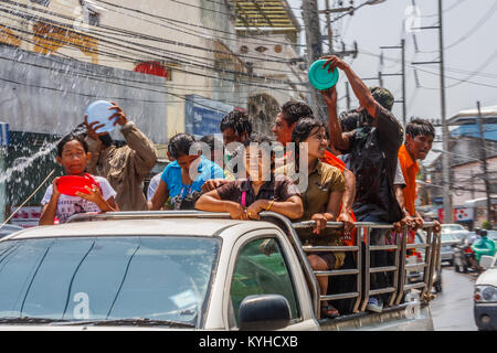 Les thaïs célébrant la fête de l'eau de Songkran, Phuket, Thailand Banque D'Images