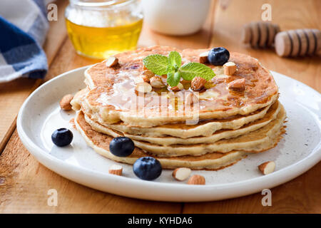 Amande sans gluten pancakes aux myrtilles et le miel. Vue rapprochée Banque D'Images