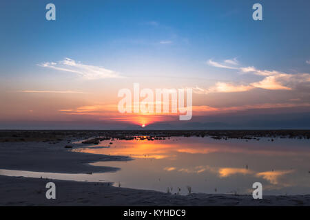 Petit lac naturel d'or ou de l'étang vue du coucher de soleil du ciel bleu et orange paysage. Coucher et au lever du soleil reflet dans la nature avec le soleil en petits nuages au-dessus Banque D'Images