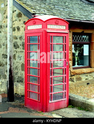 Bureau de poste en fonte téléphone rouge fort dans le village de Rothesay, Royaume-Uni Banque D'Images