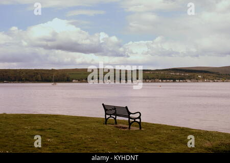 De tourisme de nuages gris écossais typique misérable banquette vide d'été vue depuis la Rothesay, Royaume-Uni et la péninsule d'Argyle Banque D'Images