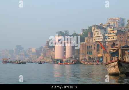 Personnes visitent Gange ghat de Varanasi en Inde. Banque D'Images