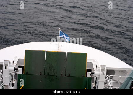 Bow avant de Gourock Caledonian MacBrayne Argyle ferry avec le drapeau écossais satire flottant au vent Rothesay, Royaume-Uni Banque D'Images