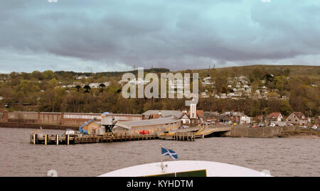 Wemyss Bay Gare la plus remarquable de la proue de calmac ferry avec l'Argyle satire écossais de battement d'un drapeau dans le vent ,Wemyss Bay, Royaume-Uni Banque D'Images