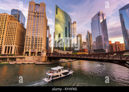 Le centre-ville de Chicago et de vedettes sur la rivière Chicago au coucher du soleil, à Chicago, Illinois. Banque D'Images