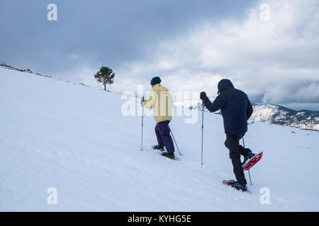 Scène d'hiver,neige,,Camurac,ski,resort.A,petit,luge,ski,raquettes à neige,chaussures,resort,en,French,Pyrénées,France,de France, Banque D'Images