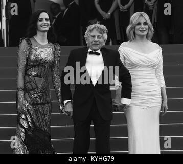 CANNES - le 27 mai 2017 : ( Image modifiée numériquement à monochrome ) Eva Green, Roman Polanski et Emmanuelle Seigner assister basé sur une histoire vraie première mondiale au cours de l'assemblée annuelle du Festival du Film de Cannes Banque D'Images