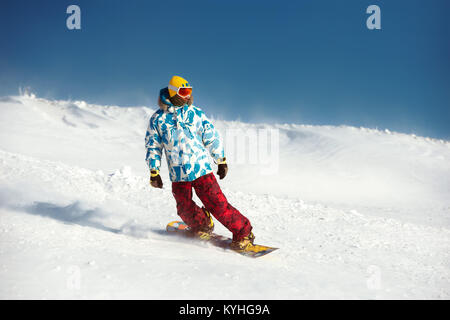 Snowboarder descente à ski Banque D'Images