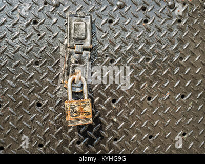 Vieux fer rouillé cadenas metal porte comme symbole de protection sécurité sécurité des données sécurisées, idée ou rouillé rouille serrure que les rapports, les concept. Banque D'Images