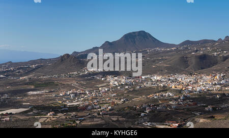 Vues de la Centinela en direction de Valle San Lorenzo village, la formation des montagnes Roque del Conde, et l'île de La Gomera dans l'arrière-plan Banque D'Images