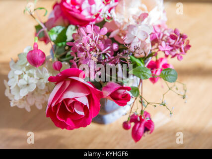 Carte de vœux, bouquet de roses anciennes, hortensias, fuchsia. Dans un style vintage, tonification dans des tons rose pâle Banque D'Images