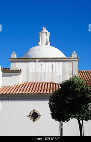Voir l'église de St Sébastien Dome dans la vieille ville, Albufeira, Algarve, Portugal, Europe. Banque D'Images