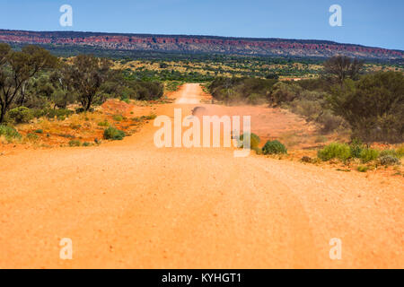 Chemin de terre non scellées en Australie Centrale. Banque D'Images