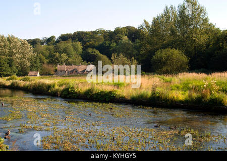 Soleil du soir sur crémaillère Isle et Arlington Row dans le pittoresque village de Bibury, Cotswolds, Gloucestershire, Royaume-Uni Banque D'Images