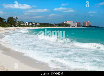 La vue panoramique d'une plage sans fin sur Paradise Island (Bahamas). Banque D'Images