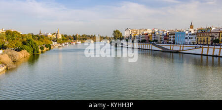 Vue depuis le pont de Triana dans la ville andalouse de Séville en Espagne Banque D'Images