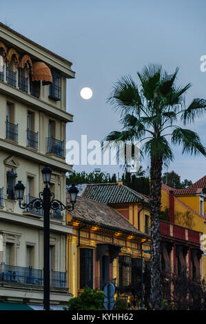 Pleine lune au-dessus de la vieille ville dans la ville andalouse de Séville en Espagne Banque D'Images