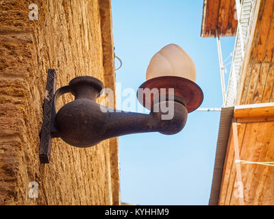 Bronze de style oriental lampe de rue dans la vieille ville de Bakou Banque D'Images