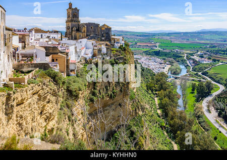 Sur le rocher de l'église à Arcos de la Frontera en Andalousie, Espagne Banque D'Images