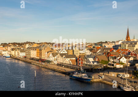 Haugesund, Norvège - 9 janvier, 2018 : La ville de Haugesund, sur la côte ouest de la Norvège, avec des bateaux et ferry dans le Smedasundet canal. Ciel bleu Banque D'Images