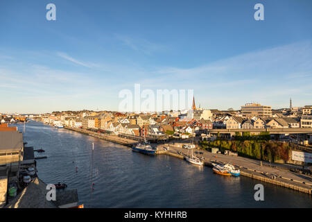 Haugesund, Norvège - 9 janvier, 2018 : La ville de Haugesund, sur la côte ouest de la Norvège, avec des bateaux et ferry dans le Smedasundet canal. Ciel bleu Banque D'Images