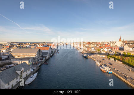 Haugesund, Norvège - 9 janvier, 2018 : La ville de Haugesund, sur la côte ouest de la Norvège, avec des bateaux et ferry dans le Smedasundet canal. Ciel bleu Banque D'Images