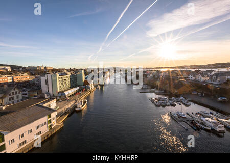 Haugesund, Norvège - 9 janvier, 2018 : La ville de Haugesund, sur la côte ouest de la Norvège, avec des bateaux au Smedasundet canal. Ciel bleu Banque D'Images