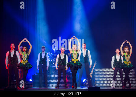 Dúlamán - Voix de l'époque celtique, la danse irlandaise et folk music show, produit par Sean McCarthy, Dúlamán a été finaliste de German TV talent show 'Das Supertalent 2017', montrent ici au Stadthalle Essen, Allemagne, le 13 Jan, 2018. Crédit : Christian Lademann Banque D'Images